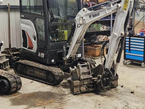 Minikotró Bobcat E19 gyorscserélő fejjel