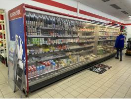 Hűtő, 620 cm, üzemképtelen, jó állapotú polcokkal