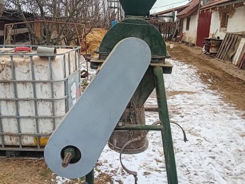 Traktor hajtású kalapácsos terménydaráló eladó Traktor hajtású kalapácsos terménydaráló eladó