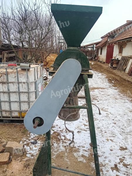 Traktor hajtású kalapácsos terménydaráló eladó