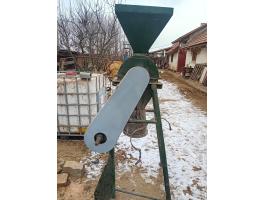 Traktor hajtású kalapácsos terménydaráló eladó