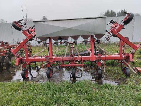 Sorközművelő kultivátor műtrágyaszóró adapterrel Sorközművelő kultivátor műtrágyaszóró adapterrel