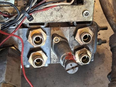 Hidraulikus vezérlőtömb, háromutas