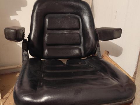 MTZ ülés eladó – alig használt, kiváló állapotban MTZ ülés eladó – alig használt, kiváló állapotban