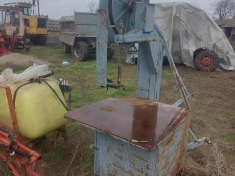 Traktorhajtású 700-as szalagfűrész, kombinátor és 330 literes permetező eladó