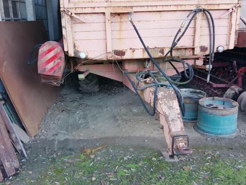 Pótkocsi, billenős, EB8-as, piros rendszám, lejárt műszakival, sima oldalfallal, vetőmag-feltöltő hátsó oldallal eladó