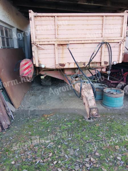 Pótkocsi, billenős, EB8-as, piros rendszám, lejárt műszakival, sima oldalfallal, vetőmag-feltöltő hátsó oldallal eladó