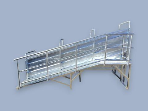 Állatfelhajtó állítható rámpamagassággal, oldalfolyosóval (tűzihorganyzott)