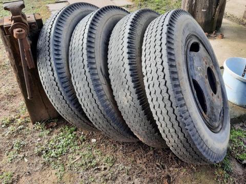 Robur hátsó agy felnikkel és gumikkal eladó Robur hátsó agy felnikkel és gumikkal eladó