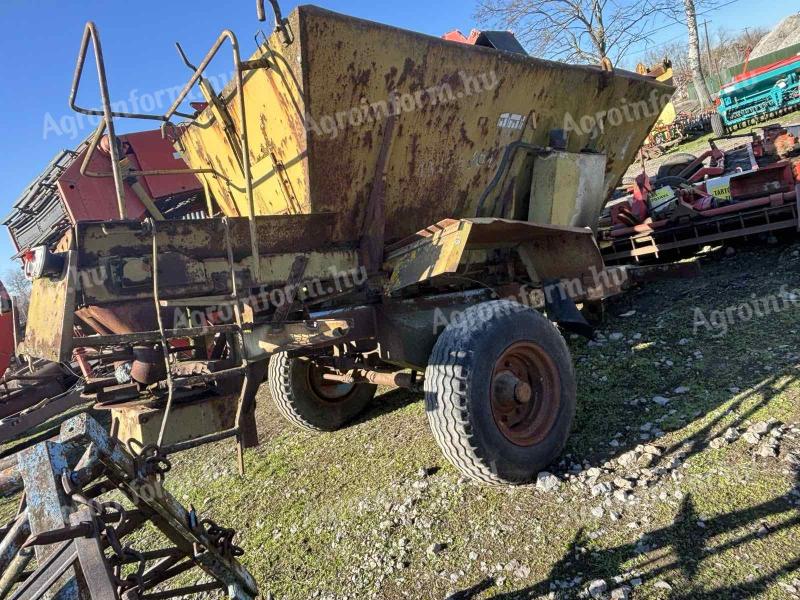 Tornado 5 vontatott műtrágyaszóró