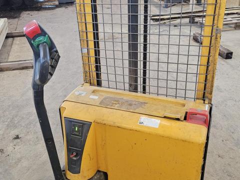 Jungheinrich EJC 110 elektromos raklapemelő targonca