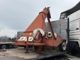 Orkán vontatott silózó