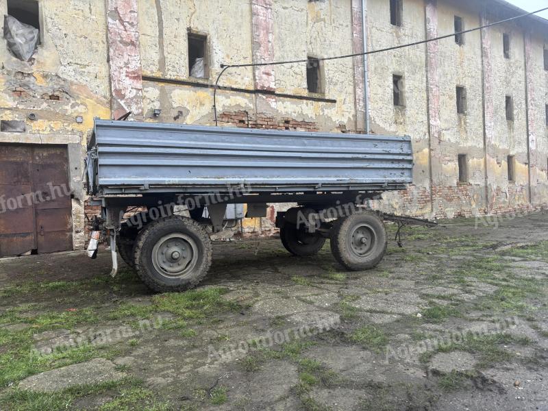 HW 6011 pótkocsi piros rendszámmal