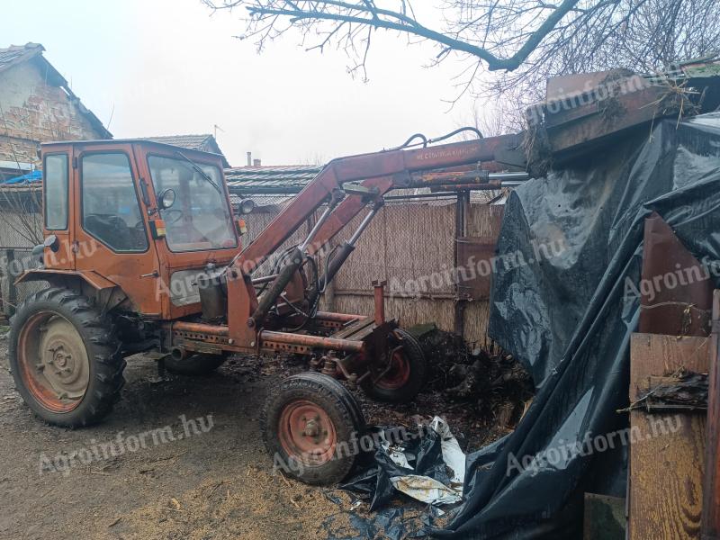 Eladó homlokrakodós T16