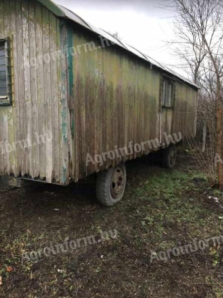 MG-i zárt pótkocsi eladó