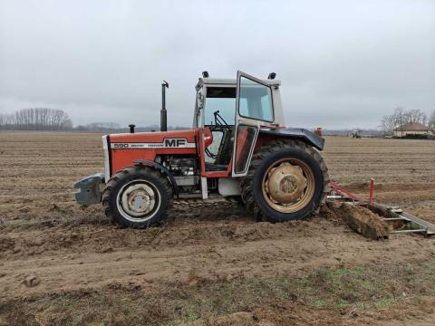 Massey Ferguson traktor MF 590