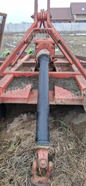 RZ-1,5 szárzúzó kevés használattal, gyári tárolójáró kerékkel és kardánnal. 