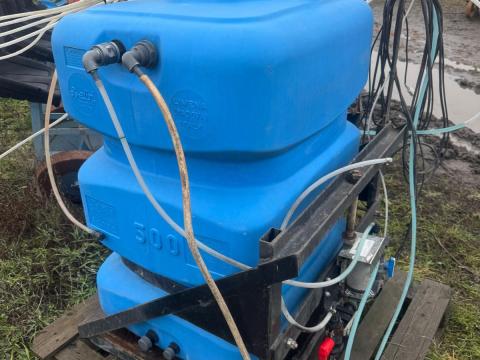FOLYÉKONY MŰTRÁGYA KIJUTTATÓ, 500 LITERES TARTÁLLYAL, VEZÉRLŐ MONITORRAL FOLYÉKONY MŰTRÁGYA KIJUTTATÓ, 500 LITERES TARTÁLLYAL, VEZÉRLŐ MONITORRAL