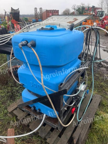 FOLYÉKONY MŰTRÁGYA KIJUTTATÓ,  500 LITERES TARTÁLLYAL,  VEZÉRLŐ MONITORRAL