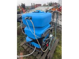 FOLYÉKONY MŰTRÁGYA KIJUTTATÓ,  500 LITERES TARTÁLLYAL,  VEZÉRLŐ MONITORRAL