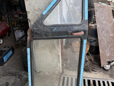MTZ ajtó vezetőoldali, javításra szoruló, jó üveggel