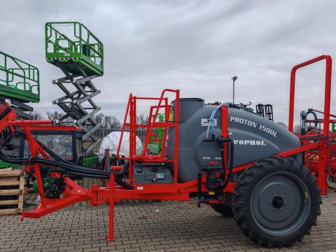 Woprol Proton 1500L vontatott permetező 15 m-es kerettel Woprol Proton 1500L vontatott permetező 15 m-es kerettel