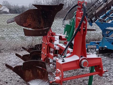 Eladó 3 fejes Agromas váltvaforgató eke Eladó 3 fejes Agromas váltvaforgató eke
