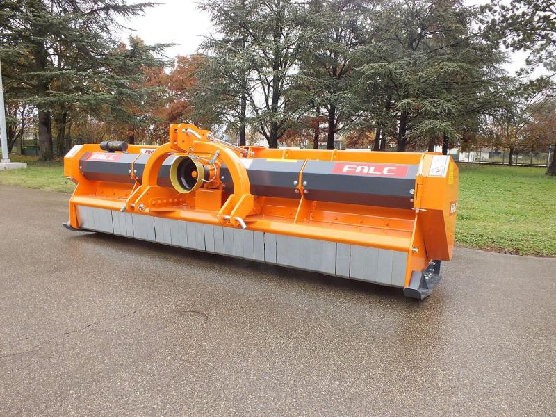 FALC Wind 4800DT fix függesztett szárzúzó hosszirányú szállítóberendezéssel FALC Wind 4800DT fix függesztett szárzúzó hosszirányú szállítóberendezéssel