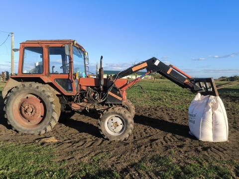 MTZ 550 homlokrakodóval