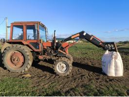 MTZ 550 homlokrakodóval