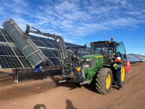 Napelem tisztító adapter traktorhoz,  r.géphez,  h.rakodóhoz,  tel. rakodóhoz PÁLYÁZHATÓ