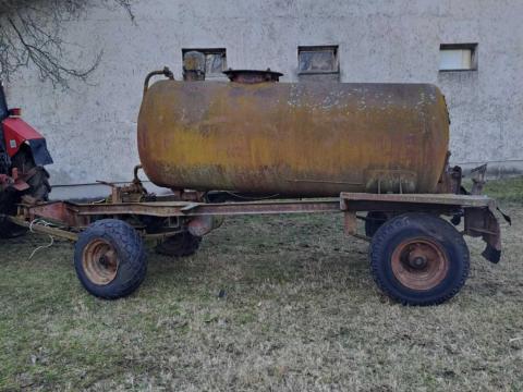 Eladó szippantós tartálykocsi