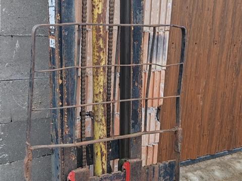 Eladó emelő targonca torony