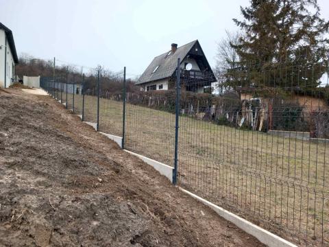 3D táblás kerítés hatalmas mennyiségben! Azonnal vihető! Kerítés oszlop,  kapu,  drótháló,  vadháló