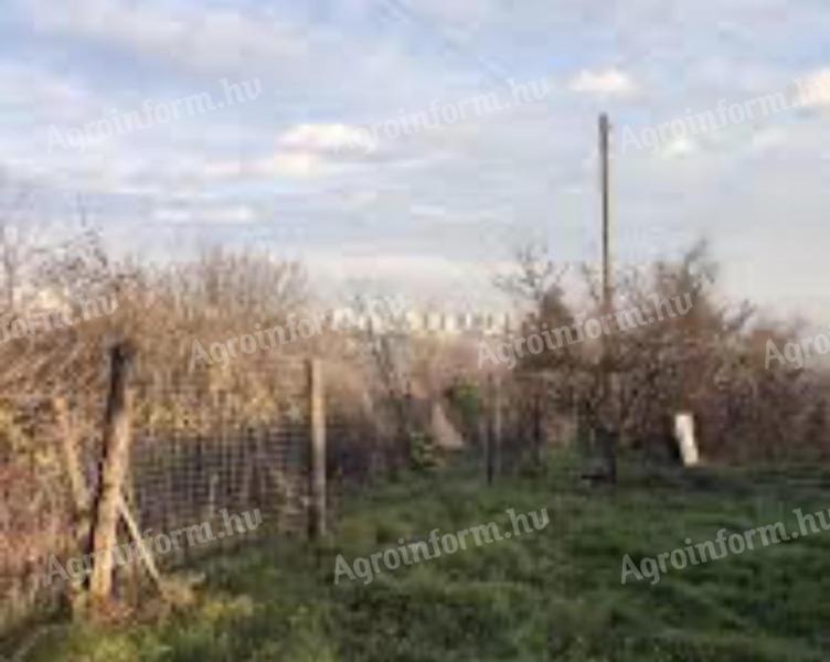 Kaposváron a Lonkahegyen közműves~1000m²-es telek Házzal