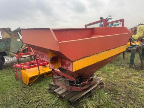 KUHN MDS 932, 1600 LITERES KÉTTÁRCSÁS MŰTRÁGYASZÓRÓ