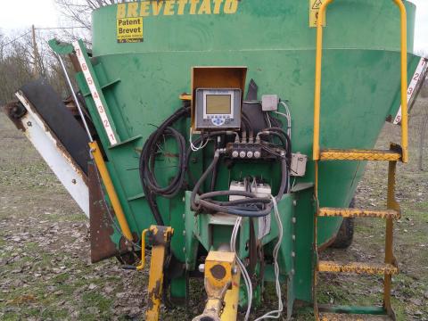 Italmix takarmánykeverő kiosztó kocsi