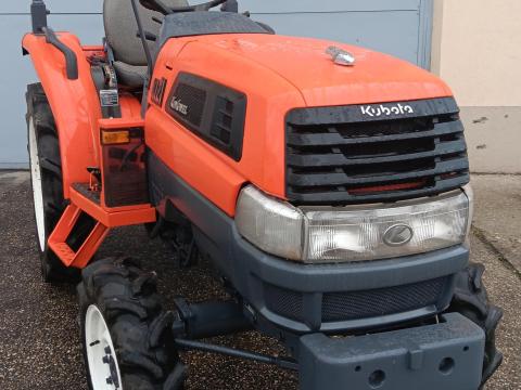 Kubota KL21 irányváltós, összkerékhajtású, szervokormányos, 21 lóerős japán kistraktor