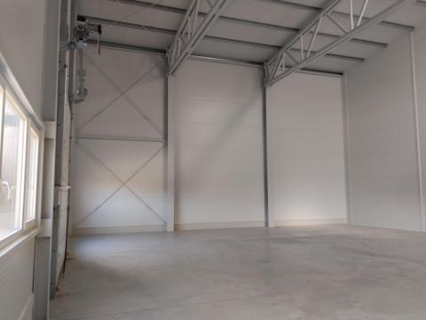 Szadai ipari területen 690 m²-es tárolóegység kiadó