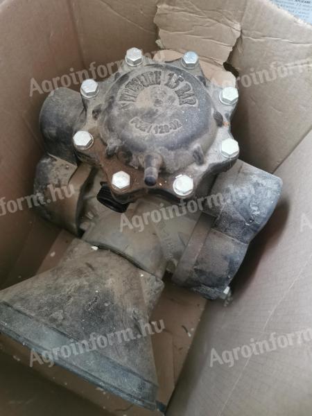 Eladó 600 literes permetező 12 méteres önbeálló kerettel