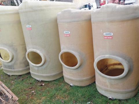 Eladó üvegszálas tartályok 1000 és 2000 literes méretben