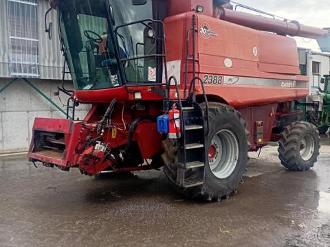 Case IH 2388 Axial Flow kombájn gabonaadapterrel és repce kaszával