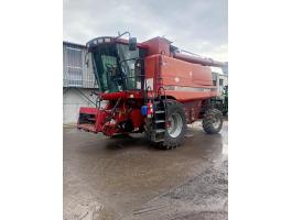 Case IH 2388 Axial Flow kombájn gabonaadapterrel és repce kaszával