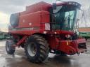 Case IH 2388 Axial Flow kombájn gabonaadapterrel és repce kaszával