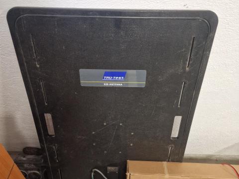 XRP2 EID Reader nagy antennával – 12 V-os csatlakozással, DeLaval transzponderrel és krotáliákkal