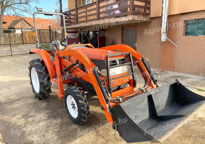 Kubota GL 220 Japán kistraktor homlokrakodóval