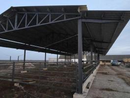 Eladó csarnok tároló