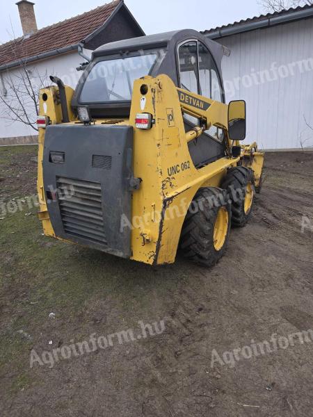 Bobcat Locust Unc 062