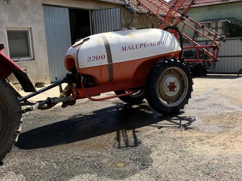 Malupe Agro szántóföldi vontatott permetező, 2200 liter, 15 méteres keret