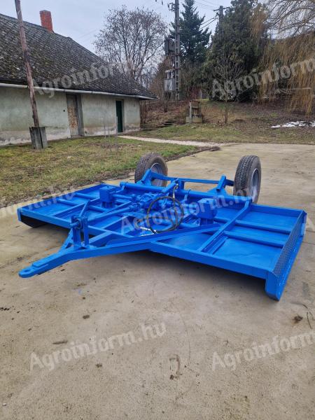 Eladó egy függőleges tengelyű,  kék színű,  vontatott,  3 méteres szélességű késes szárzúzó,  vadonatúj hajtásokkal,  hibátlan működéssel